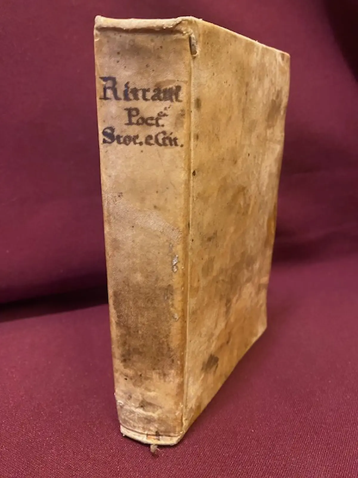 Ritratti poetici, storici, e critici di varj uomini di lettere di Appio Anneo de Fara Cromaziano.