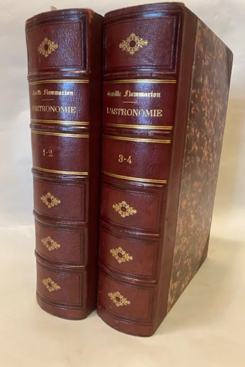 L'Astronomie. Revue d' Astronomie Populaire, de Mètèreologie et du Physique du Globe. Exposant les progrèss de la science pendant l'annèe 1882 premiere année. 1883 secondieme année, 1884 troisieme année e 1885 quatrieme année. 