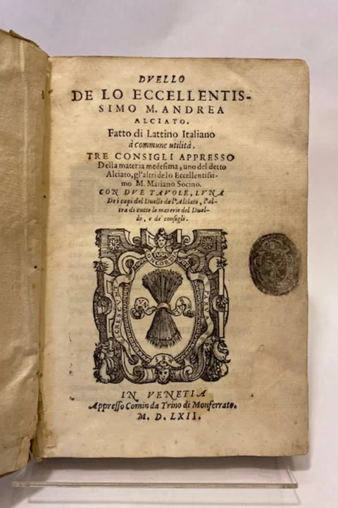 Duello de lo eccellentissimo M.Andrea Alciato. Fatto di Lattino Italiano a commune utilità. Tre consigli appresso della materia medesima uno del detto Alciato, gl'altri de lo Eccellentissimo M. Mariano Socino. Con due tavole, l'una de i capi del duello de l'Alciato, l 'altra di tutte le materie del Duello, e de’ consigli.