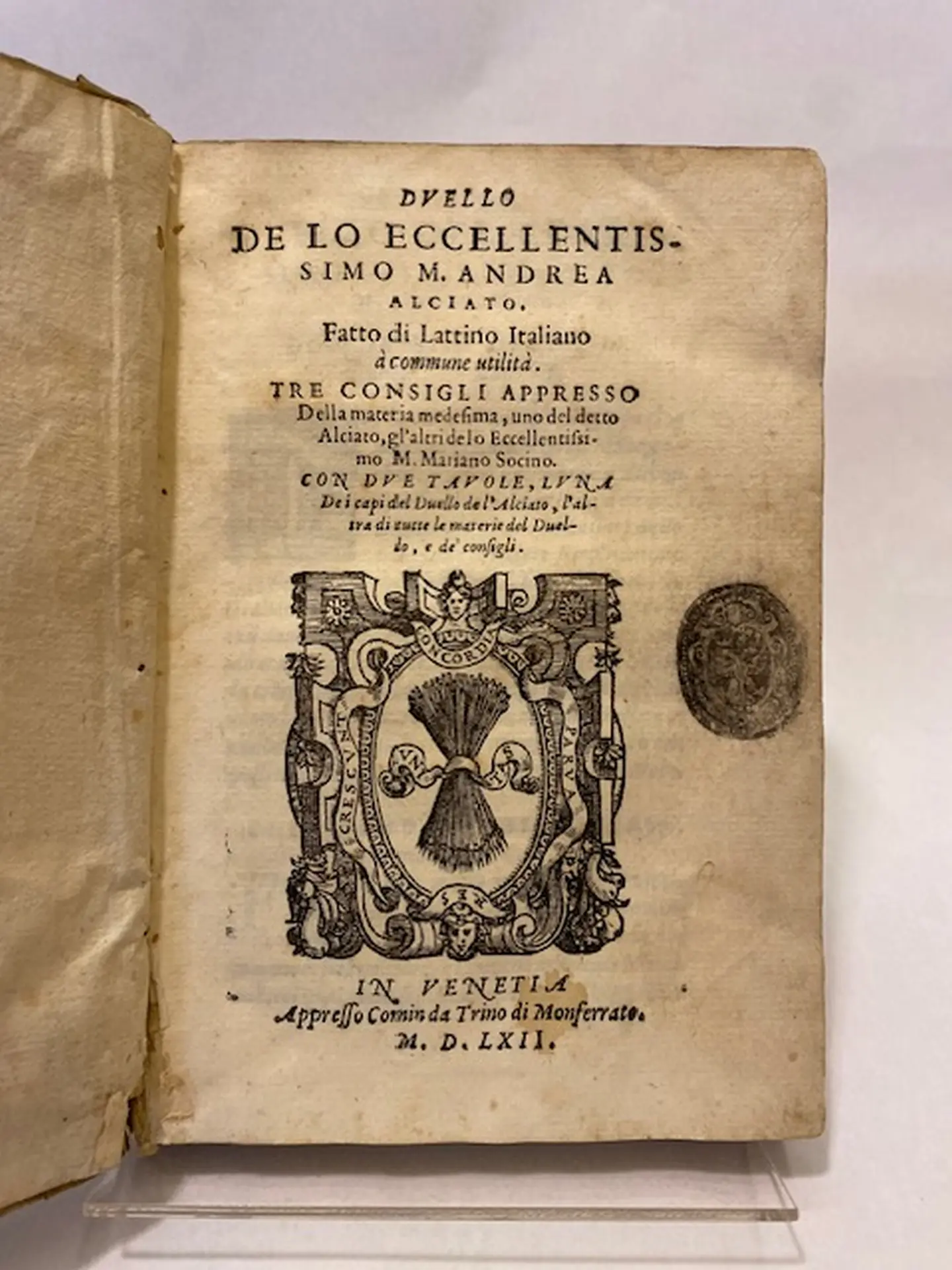 Duello de lo eccellentissimo M.Andrea Alciato. Fatto di Lattino Italiano a commune utilità. Tre consigli appresso della materia medesima uno del detto Alciato, gl'altri de lo Eccellentissimo M. Mariano Socino. Con due tavole, l'una de i capi del duello de l'Alciato, l 'altra di tutte le materie del Duello, e de’ consigli.
