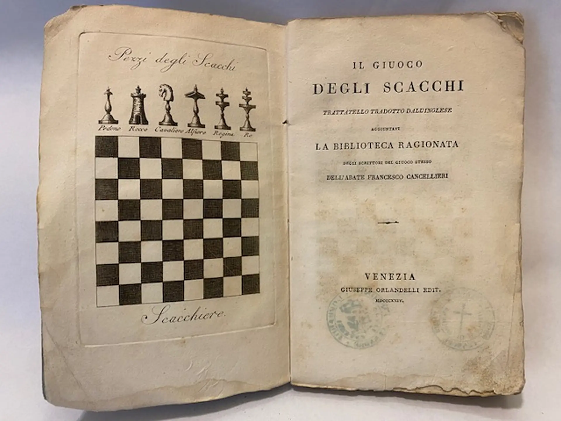 Il Giuoco degli Scacchi. Trattatello tradotto dall'inglese (da Michele Colombo) Aggiuntavi la Biblioteca Ragionata degli scrittori del giuoco stesso dell'Abate Francesco Cancellieri.