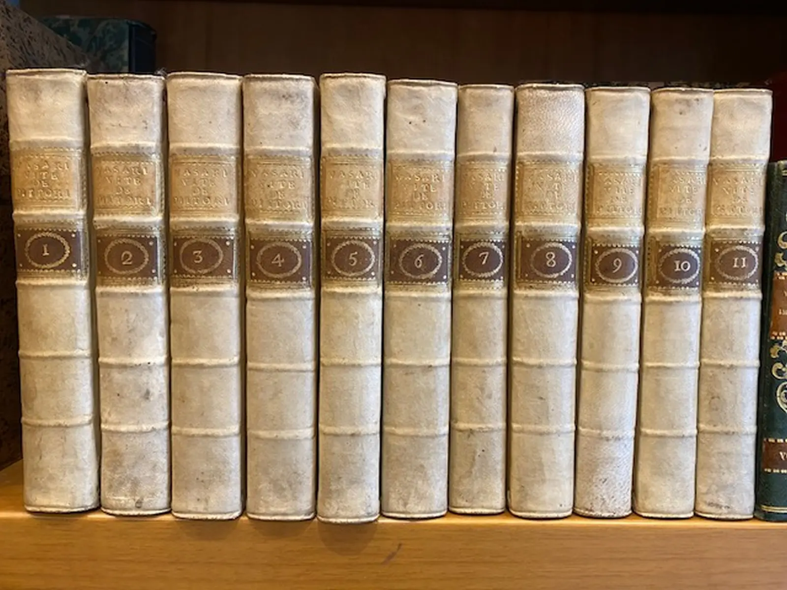 Vite de’ più eccellenti pittori scultori e architetti in questa prima edizione sanese arricchite più che in tutte l’altre precedenti in rami d igiunte e di correzioni per opera del p.m. Guglielmo della Valle. 