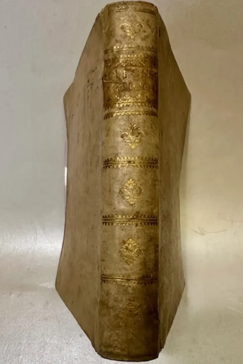 Della Agricoltura tratta da diversi scrittori et tradotta di lingua spagnuola in italiana. Nellaa quale si contengono le regole, i modi, & l'usanze che si ossruano nell'arare la terra, & piantar le vigne, & gli alberi, gouernare i bestiami, & fare ottimamente cioche all'agricoltura s'appartiene.