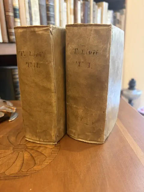  T. Livii Patavini Historiarum ab Urbe Condita libri qui extant, XLV, editio novissima, correctissima, & in duobus tomis, ad comodiorem usum, distincta. Cum universae historiae epitomis, Rerumque, & Verborum omnium Indicibus copiosissimis.