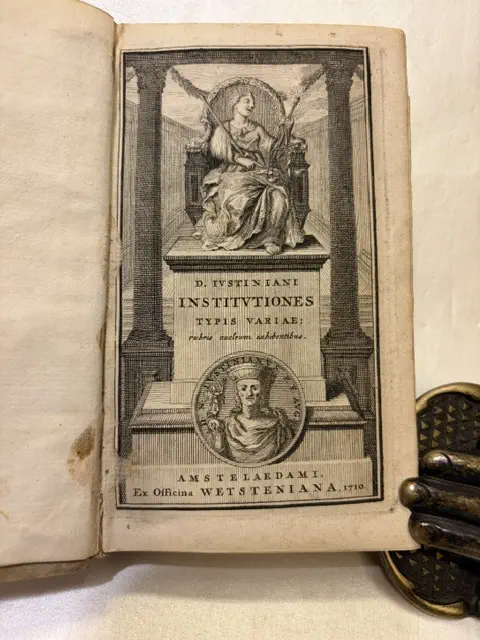 Institutiones sive Elementa D. Justiniani Sacratiss. Principis typis variae rubris nucleum exhibentibus. Accesserunt ex Digestis tituli de Verborum Significatione & Regulis Juris tum & iidem ordine alphabetico digesti